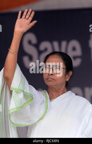 Kolkata, India. 05 feb 2019. Il Bengala Occidentale Chief Minister Mamata Banerjee durante il suo sedere in segno di protesta contro il governo centrale al di sopra della CBI tentativo di interrogatorio Kolkata commissario di polizia in connessione di chit fund truffa. Credito: Saikat Paolo/Pacific Press/Alamy Live News Foto Stock