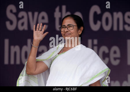 Kolkata, India. 05 feb 2019. Il Bengala Occidentale Chief Minister Mamata Banerjee durante il suo sedere in segno di protesta contro il governo centrale al di sopra della CBI tentativo di interrogatorio Kolkata commissario di polizia in connessione di chit fund truffa. Credito: Saikat Paolo/Pacific Press/Alamy Live News Foto Stock