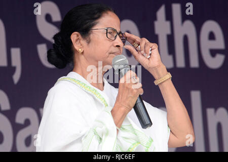 Kolkata, India. 05 feb 2019. Il Bengala Occidentale Chief Minister Mamata Banerjee durante il suo sedere in segno di protesta contro il governo centrale al di sopra della CBI tentativo di interrogatorio Kolkata commissario di polizia in connessione di chit fund truffa. Credito: Saikat Paolo/Pacific Press/Alamy Live News Foto Stock