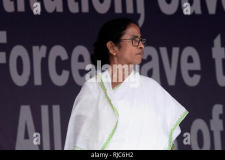 Kolkata, India. 05 feb 2019. Il Bengala Occidentale Chief Minister Mamata Banerjee durante il suo sedere in segno di protesta contro il governo centrale al di sopra della CBI tentativo di interrogatorio Kolkata commissario di polizia in connessione di chit fund truffa. Credito: Saikat Paolo/Pacific Press/Alamy Live News Foto Stock