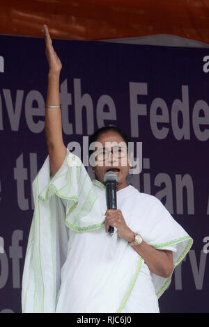 Kolkata, India. 05 feb 2019. Il Bengala Occidentale Chief Minister Mamata Banerjee durante il suo sedere in segno di protesta contro il governo centrale al di sopra della CBI tentativo di interrogatorio Kolkata commissario di polizia in connessione di chit fund truffa. Credito: Saikat Paolo/Pacific Press/Alamy Live News Foto Stock