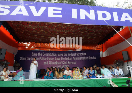 Kolkata, India. 05 feb 2019. Il Bengala Occidentale Chief Minister Mamata Banerjee durante il suo sedere in segno di protesta contro il governo centrale al di sopra della CBI tentativo di interrogatorio Kolkata commissario di polizia in connessione di chit fund truffa. Credito: Saikat Paolo/Pacific Press/Alamy Live News Foto Stock