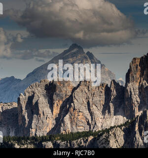 L'Europa, Italia, alpi, Dolomiti, montagne, Croda da Lago, Formin, vista dal Rifugio Nuvolau Foto Stock