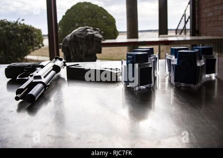 Un 9 mm pistola e munizioni appoggia su una tavola, gen. 8, 2018 a Moody Air Force Base, Ga. Il 23d SFS tenuto un "Shoot, non sparare, Engage" lo scenario di addestramento per aiutare a preparare i loro aviatori su come gestire situazioni in cui essi sono a fuoco la propria arma o semplicemente parlare con qualcuno. Foto Stock