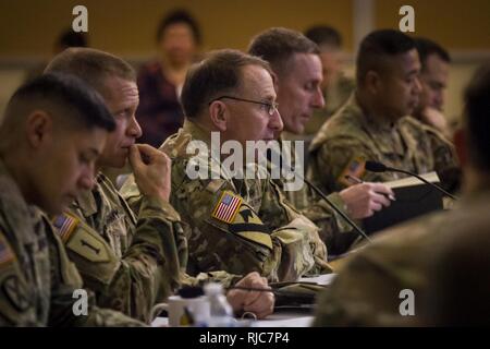 Stati Uniti Esercito gen. Robert B. Abrams, il comandante generale delle forze di comando e i suoi soldati senior advisor del comando Sgt. Il Mag. Michael A. Grinston, prendere parte a un briefing per discutere i Corp prontezza di missione, sulla base comune Lewis-Mccorda, Gen 9. Il briefing delineato I Corp attuali e future strategie di formazione per continuare a mantenere in vigore la prontezza. Foto Stock