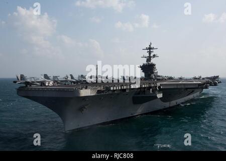 Golfo Arabico (GEN. 8, 2018) La portaerei USS Theodore Roosevelt (CVN 71) transita il Golfo Arabico. Theodore Roosevelt e il suo supporto strike gruppo sono distribuiti negli Stati Uniti Quinta Flotta area di operazioni a sostegno della sicurezza marittima operazioni per rassicurare gli alleati e partner e preservare la libertà di navigazione e il libero flusso di commercio nella regione. Foto Stock