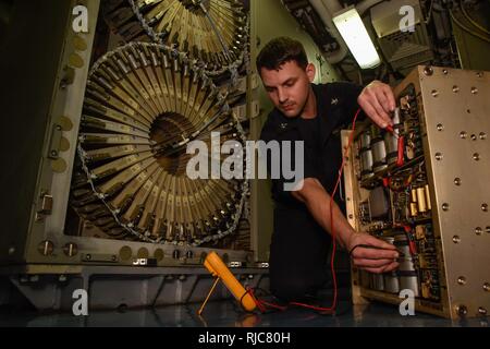 Golfo Arabico (GEN. 8, 2018) Electronics Tecnico 2a classe Michael Dunbar controlli radar della tensione di sistema a bordo della portaerei USS Theodore Roosevelt CVN (71). Theodore Roosevelt e il suo supporto strike gruppo sono distribuiti negli Stati Uniti Quinta Flotta area di operazioni a sostegno della sicurezza marittima operazioni per rassicurare gli alleati e partner e preservare la libertà di navigazione e il libero flusso di commercio nella regione. Foto Stock