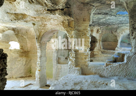 Interno del medievale monastero troglodita, grotta Mosatery o Rock-Cut Abbazia di Saint-Roman Beaucaire Gard Francia Foto Stock