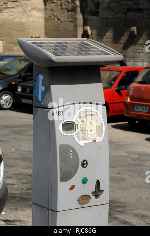 Solar-Powered Parchimetro Avignon Francia Foto Stock