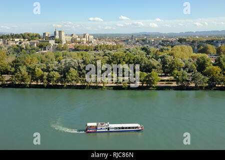 Vista panoramica su Avignone e un incrociatore turistico o nave da crociera sul fiume Rodano Provence Francia Foto Stock