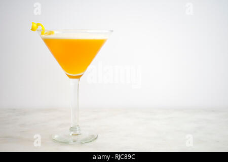 Martini francese guarnita con un tocco di limone Foto Stock