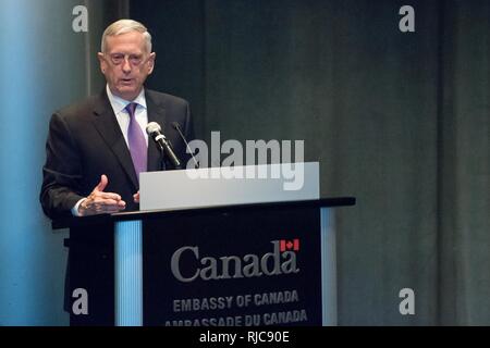 Il Segretario della Difesa James N. Mattis parla a degli addetti militari provenienti da vari paesi durante un municipio presso l'Ambasciata canadese a Washington D.C., Gen 9, 2017. Foto Stock