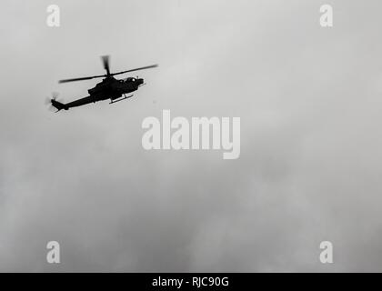 Un AH-1Z Viper con Marine Aircraft Group 39 conduce un decollo e atterraggio esercitazioni sul Marine Corps Air Station Camp Pendleton, California, 10 gennaio, 2018. La missione di MAG-39 è di fornire utility supporto elicottero, vicino a supporto di fuoco, il fuoco appoggiare il coordinamento, la ricognizione aerea in avanti e di controllo aereo in antenna e terra operazioni di combattimento. Foto Stock