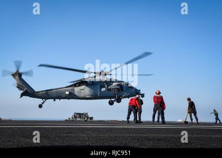 Golfo Arabico (GEN. 9, 2018) un MH-60S Sea Hawk elicottero assegnato agli Indiani di elicottero di mare squadrone di combattimento (HSC) 6 si prepara a terra sul ponte di volo della portaerei USS Theodore Roosevelt CVN (71). Theodore Roosevelt e il suo supporto strike gruppo sono distribuiti negli Stati Uniti Quinta Flotta area di operazioni a sostegno della sicurezza marittima operazioni per rassicurare gli alleati e partner e preservare la libertà di navigazione e il libero flusso di commercio nella regione. Foto Stock