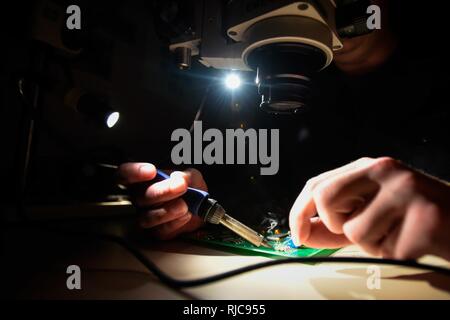 Golfo Arabico (GEN. 9, 2018) Electronics tecnico di terza classe Follis cristiana si salda con una scheda di circuito a bordo della portaerei USS Theodore Roosevelt CVN (71). Theodore Roosevelt e il suo supporto strike gruppo sono distribuiti negli Stati Uniti Quinta Flotta area di operazioni a sostegno della sicurezza marittima operazioni per rassicurare gli alleati e partner e preservare la libertà di navigazione e il libero flusso di commercio nella regione. Foto Stock