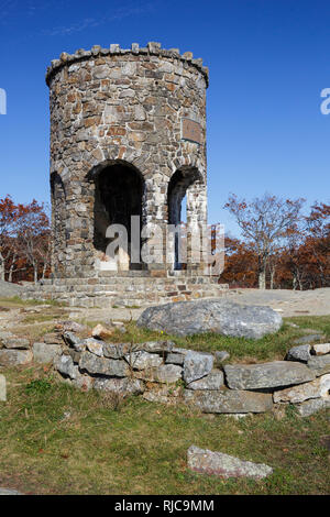 Mt. Battie torre sulla cima di Mt. Battie in Camden Hills, Stato Park a Camden, Maine, Stati Uniti d'America durante i mesi autunnali. Foto Stock