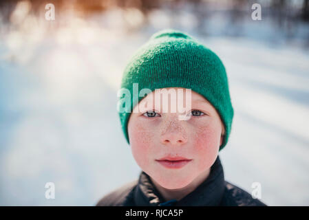 Ritratto di un ragazzo nella neve, Wisconsin, Stati Uniti Foto Stock