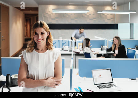 Ritratto di blonde Business donna manager in ufficio Coworking Space Foto Stock