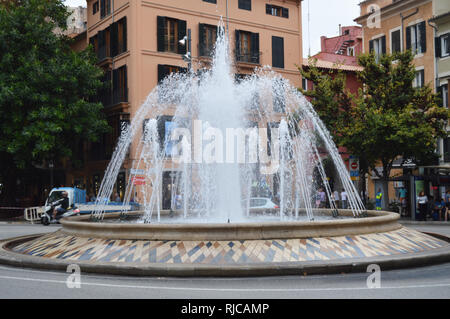 Palma de Mallorca, Mallorca, Spain-October 10, 2018, Plaza de la Reina con una fontana e facciate colorate di edifici in Palma de Mallorca. Foto Stock