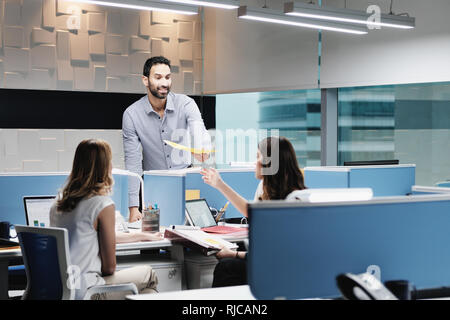 Ritratto di happy businessman sorridente In Coworking con i colleghi Foto Stock