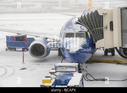 A sud-ovest di aeromobili al jetway durante la tempesta di neve a Denver Foto Stock