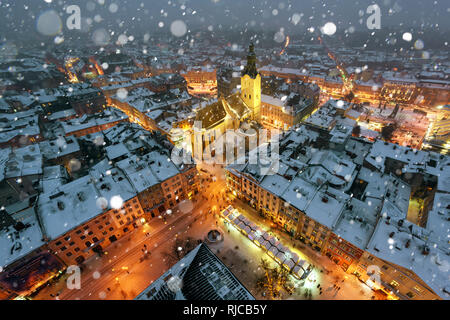 Lviv nel periodo invernale. Serata pittoresca vista sul centro città dalla sommità del municipio. Europa orientale, Ucraina Foto Stock
