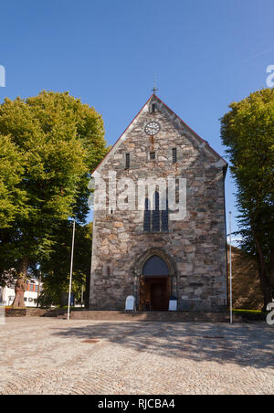 Vista frontale di Stavanger Cattedrale (Stavanger domkirke), la più antica cattedrale norvegese e il punto di riferimento principale in Stavanger, Rogaland county, Norvegia, Scand Foto Stock