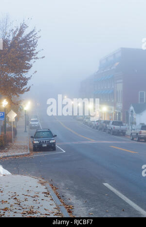 Strada principale (percorso 1) nel centro di Camden, Maine, Stati Uniti d'America su una nebbiosa mattina autunnale. La cittadina di Camden è situato sulla costa del Maine. Foto Stock