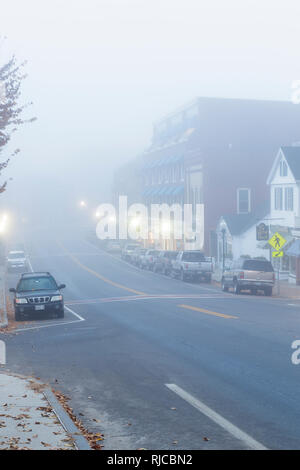 Strada principale (percorso 1) nel centro di Camden, Maine, Stati Uniti d'America su una nebbiosa mattina autunnale. La cittadina di Camden è situato sulla costa del Maine. Foto Stock