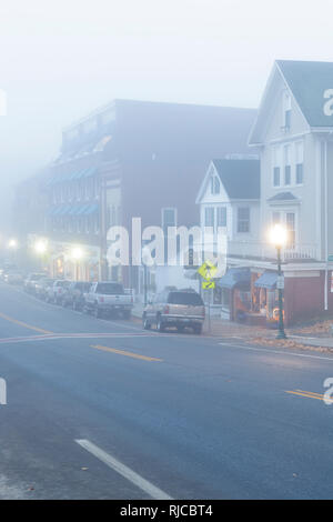 Strada principale (percorso 1) nel centro di Camden, Maine, Stati Uniti d'America su una nebbiosa mattina autunnale. La cittadina di Camden è situato sulla costa del Maine. Foto Stock