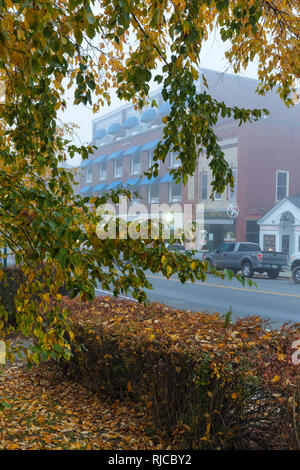 Strada principale (percorso 1) nel centro di Camden, Maine, Stati Uniti d'America su una nebbiosa mattina autunnale. Foto Stock