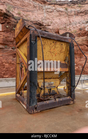 Massiccio tramoggia in calcestruzzo usato per la costruzione del Glen Canyon Dam come si vede sul banco, Pagina, Arizona, Stati Uniti. Foto Stock