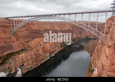 Glen Canyon Bridge (Glen Canyon Dam Bridge) portante U.S. Route 89 oltre il Fiume Colorado, Arizona, Stati Uniti. Foto Stock