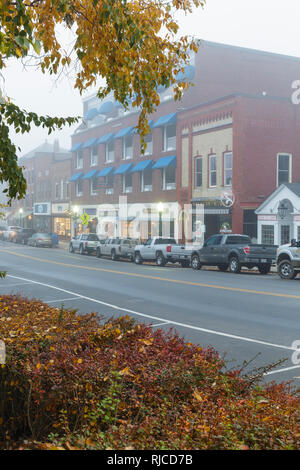 Strada principale (percorso 1) nel centro di Camden, Maine durante i mesi autunnali. Foto Stock