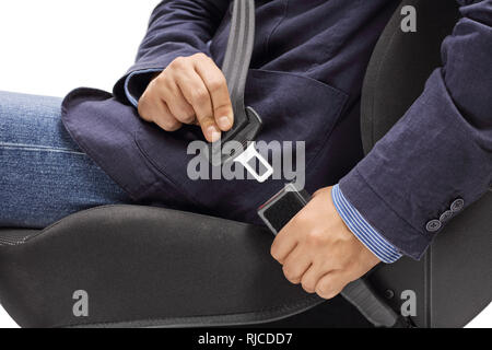 Mani maschio il fissaggio di un seggiolino per auto di cinghia per la sicurezza stradale isolato su sfondo bianco Foto Stock
