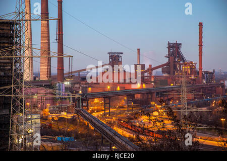 Posizione di acciaio Hamborn Duisburg, ThyssenKrupp Steel, altiforni Schwelgern 1 (gigante nero) e 2, sinistra, Germania Foto Stock