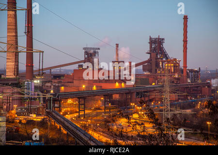 Posizione di acciaio Hamborn Duisburg, ThyssenKrupp Steel, altiforni Schwelgern 1 (gigante nero) e 2, sinistra, Germania Foto Stock