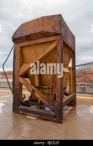 Massiccio tramoggia in calcestruzzo usato per la costruzione del Glen Canyon Dam come si vede sul banco, Pagina, Arizona, Stati Uniti. Foto Stock