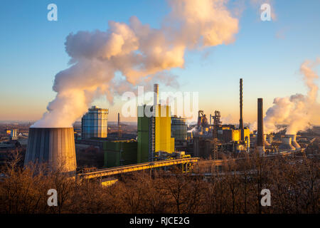 Posizione di acciaio Hamborn Duisburg, ThyssenKrupp Steel, anteriore, verde Hamborn centrale elettrica a gas, posteriore, altiforni 8 e 9, GERMANIA Foto Stock