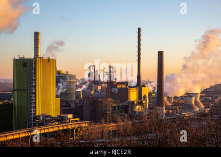 Posizione di acciaio Hamborn Duisburg, ThyssenKrupp Steel, anteriore, verde Hamborn centrale elettrica a gas, posteriore, altiforni 8 e 9, GERMANIA Foto Stock