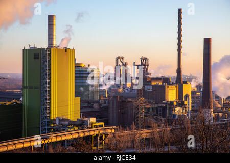 Posizione di acciaio Hamborn Duisburg, ThyssenKrupp Steel, anteriore, verde Hamborn centrale elettrica a gas, posteriore, altiforni 8 e 9, GERMANIA Foto Stock