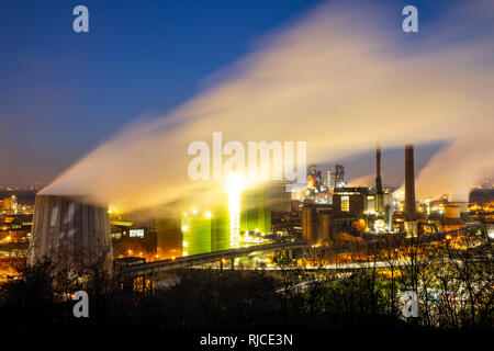 Posizione di acciaio Hamborn Duisburg, ThyssenKrupp Steel, anteriore, verde Hamborn centrale elettrica a gas, posteriore, altiforni 8 e 9, GERMANIA Foto Stock