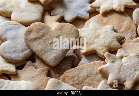 Chiudere fino a stella e a forma di cuore biscotti fatti in casa Foto Stock