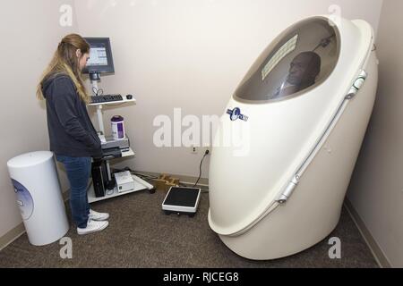 Tech Sgt. Jason Haden, aria di istruzione e di formazione di NCO del comando nella carica di istruttore e assegnazioni di supporto, utilizza il BOD POD a prestazioni umane Resource Center su base comune San Antonio-Randolph nov. 4, 2016. Il BOD POD è un aria pletismografo di spostamento che determina la composizione del CDA, distinguendo il grasso contro la massa muscolare magra. Foto Stock