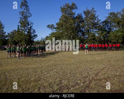 Stati Uniti Marines con il combattimento Engineer plotone, Task Force Koa Moana 16-4, ottenere in una formazione di massa con i membri dell'esercito francese e la Repubblica delle Isole Figi forze militari durante la Croix du Sud in prugna, Nuova Caledonia, nov. 6, 2016. Croix du Sud è un multi-nazionale, l'assistenza umanitaria dell'aiuto in caso di catastrofe e di non belligeranza operazione di evacuazione esercizio condotta ogni due anni per preparare le nazioni in caso di un ciclone nel Pacifico del Sud. Il Koa Moana esercizio mira a rafforzare la senior leader militare combattimenti tra alleati e partner delle nazioni del Pacifico con un interesse collettivo in military- Foto Stock