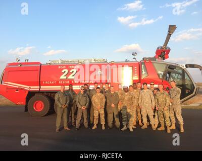 Bravo batteria, 1° Battaglione 1a difesa aerea reggimento di artiglieria e 339 batteria, 8 Artiglieria di difesa contraerea gruppo posano per una foto davanti a U.S. Patriot radar nov. 6, 2016 al Marine Corps Air Station Iwakuni, Giappone. Soldati con Bravo Btry, 1 Bat., 1° ADAR, effettuati i primi Stati Uniti-giapponese la difesa aerea esercizio al Marine Corps Air Station Iwakuni nov. 5-10. ( Foto Stock
