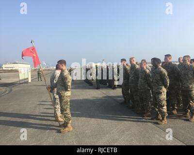 Stati Uniti Esercito Capt. Thaddeus Morris, Bravo comandante della batteria, 1° Battaglione, 1° Aria Difesa reggimento di artiglieria, rappresenta la sua unità durante il forte spada 17 alla cerimonia di chiusura con 339 Batteria, ottavo di difesa contraerea Gruppo di artiglieria nov. 10, 2016 a Marine Corps Air Station Iwakuni, Giappone. Appassionato di spada è un evento annuale con formazione combinata tra gli Stati Uniti e le forze giapponesi. ( Foto Stock