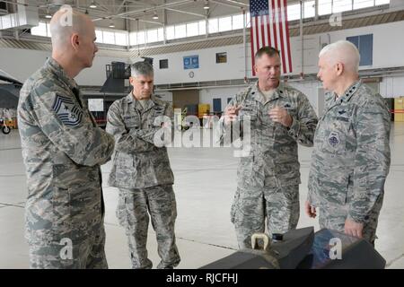 Il 7 ottobre, 2018 Chief Master Sgt. Ronald C. Anderson, il comando Capo Comandante Sergente della Air National Guard, Briga. Gen. Jeffrey Burkett, il direttore della logistica, o A4, e il tenente Gen. L. Scott riso, il direttore della Air National Guard, ricevere un briefing dal Lt. Col. John Lundholm la recitazione 144Maintnance comandante del gruppo. Lt. Gen. di riso ha preso un tour del 144Fighter Wing incontro aviatori da una varietà di campi di carriera e discusso lo stato del ANG e il ruolo dell'144FW. Foto Stock