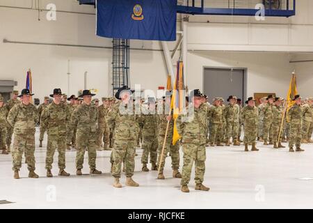 Il Mag. Eric D. Orcutt, delegato della 116Brigata di cavalleria contro la squadra, è alla testa della brigata formazione mentre dirige la brigata, le truppe durante la modifica del comando cerimonia, Domenica 7 gennaio al campo Gowen Boise, Idaho. Stati Uniti Esercito Foto Stock