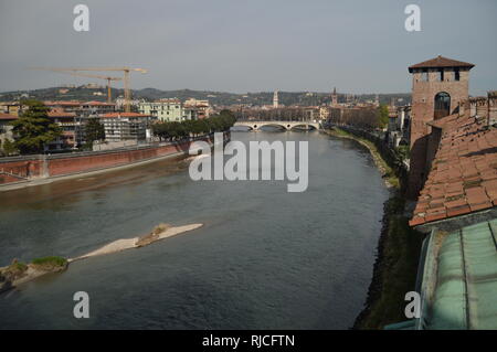 Fiume Adige visto da dentro le mura del Castello di Castelvecchio di Verona. Viaggi, vacanze, architettura. Marzo 30, 2015. Verona, regione Veneto, Italia Foto Stock